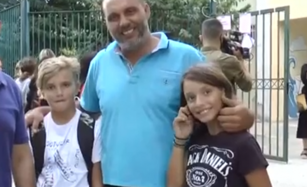 Alldaynews.gr Γονιός δηλώνει ότι θα φέρνει κάθε μέρα τα παιδιά του χωρίς μάσκα κι ας μην τα δέχονται στο σχολείο (Video)