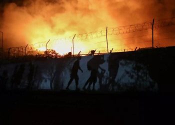 Κόλαση στην Μόρια! Χιλιάδες μετανάστες στο δρόμο – Μεταξύ τους και θετικοί στον κορονοϊό[videos]