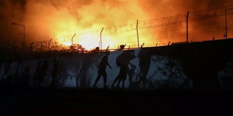 Κόλαση στην Μόρια! Χιλιάδες μετανάστες στο δρόμο – Μεταξύ τους και θετικοί στον κορονοϊό[videos]