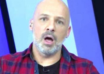 Χαμός στην εκπομπή του Νίκου Μουτσινά: Έβγαλαν τα ρούχα τους Βάνια και Έβελυν Καζαντζόγλου (Video)