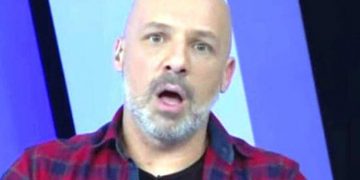 Alldaynews.gr Χαμός στην εκπομπή του Νίκου Μουτσινά: Έβγαλαν τα ρούχα τους Βάνια και Έβελυν Καζαντζόγλου (Video)