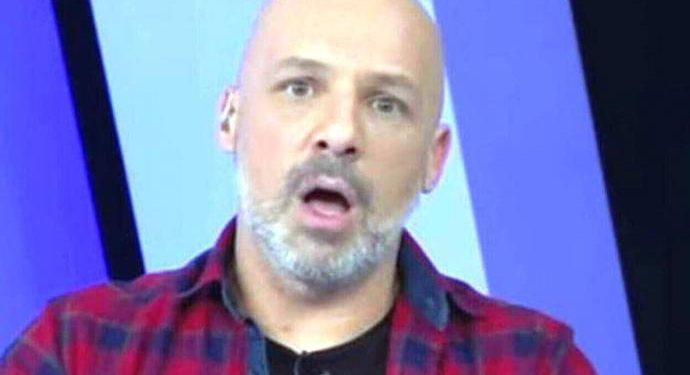 Alldaynews.gr Χαμός στην εκπομπή του Νίκου Μουτσινά: Έβγαλαν τα ρούχα τους Βάνια και Έβελυν Καζαντζόγλου (Video)