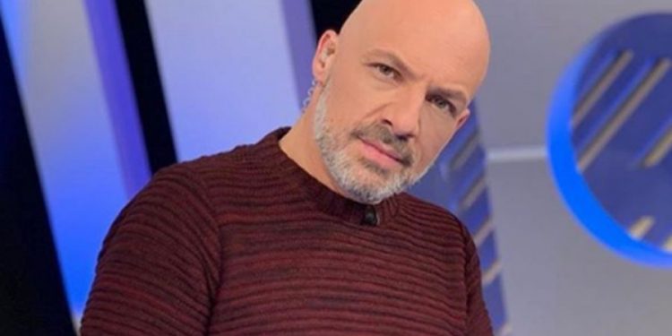 Alldaynews.gr Νίκος Μουτσινάς για Bachelor: Η ξεφτίλα από μόνη της (video)