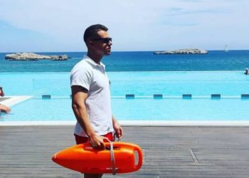 “6 ώρες παλεύαμε με τα κύματα-Παραλίγο θα πέφταμε στα βράχια”-Μιλά ο ναυαγοσώστης που έσωσε τον κολυμβητή