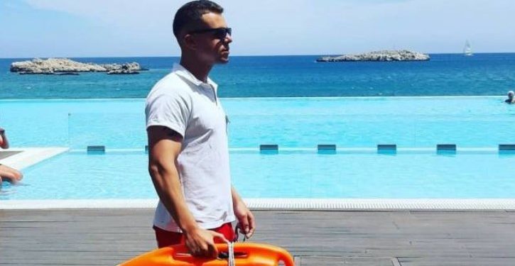 Alldaynews.gr “6 ώρες παλεύαμε με τα κύματα-Παραλίγο θα πέφταμε στα βράχια”-Μιλά ο ναυαγοσώστης που έσωσε τον κολυμβητή