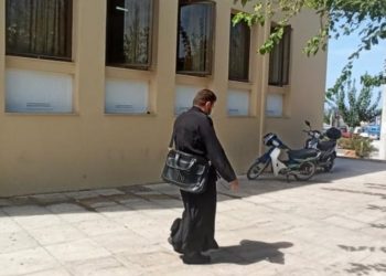 Ο ιερέας που δικάζεται για το κήρυγμα κατά της μάσκας, δεν την φόρεσε ούτε στο δικαστήριο