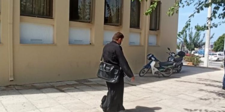 Ο ιερέας που δικάζεται για το κήρυγμα κατά της μάσκας, δεν την φόρεσε ούτε στο δικαστήριο