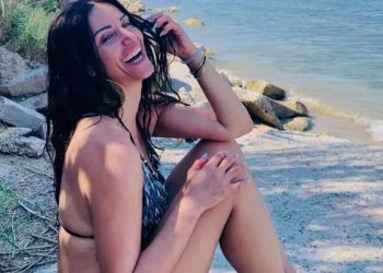 Η Σοφία Παυλίδου ποζάρει topless στην παραλία και…Αναστατώνει το αντρικό κοινό![photo]