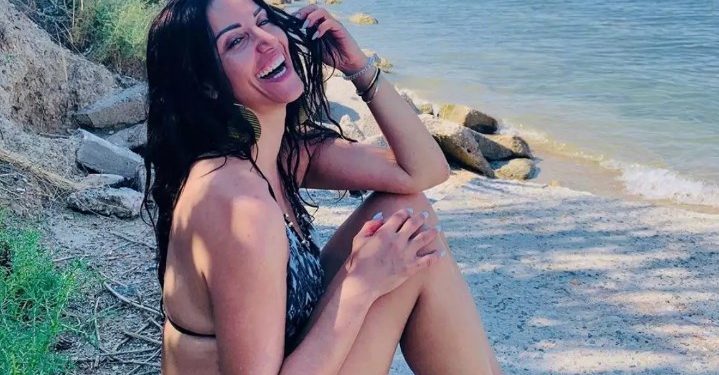 Η Σοφία Παυλίδου ποζάρει topless στην παραλία και…Αναστατώνει το αντρικό κοινό![photo]