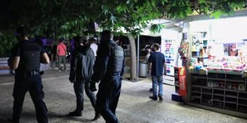 Κορονοϊός: Έκλεισαν τα μεσάνυχτα περίπτερα και κάβες-Παντού Αστυνομικοί