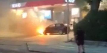 Alldaynews.gr Πανικός στη Λεωφόρο Ποσειδώνος: Πήρε φωτιά το αυτοκίνητό της και το πάρκαρε σε βενζινάδικο(!) για να σωθεί (video)