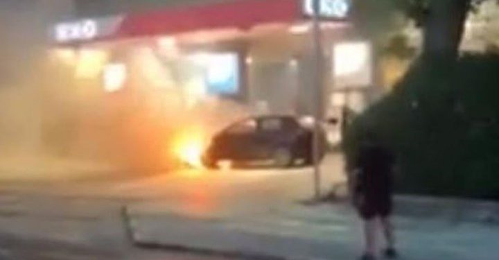 Alldaynews.gr Πανικός στη Λεωφόρο Ποσειδώνος: Πήρε φωτιά το αυτοκίνητό της και το πάρκαρε σε βενζινάδικο(!) για να σωθεί (video)