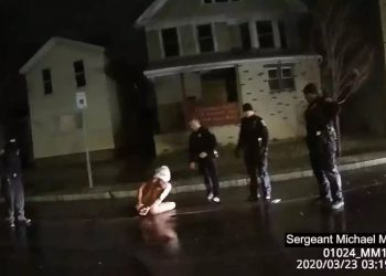 Σοκ χωρίς τέλος στις ΗΠΑ: Έβαλαν σακούλα στο κεφάλι γυμνού άνδρα κατά τη σύλληψη – Κατέληξε νεκρός