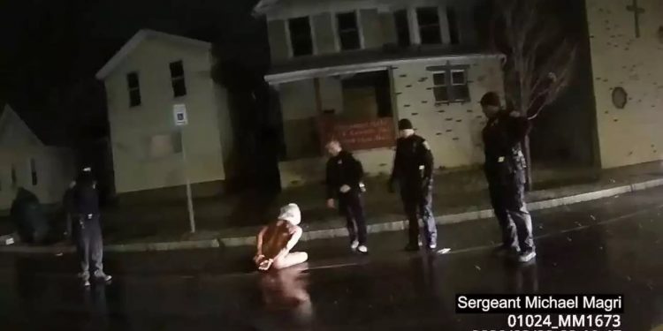 Alldaynews.gr Σοκ χωρίς τέλος στις ΗΠΑ: Έβαλαν σακούλα στο κεφάλι γυμνού άνδρα κατά τη σύλληψη – Κατέληξε νεκρός