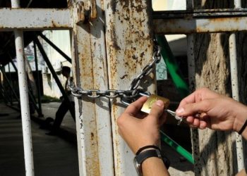 Θεσσαλονίκη: Μαθήτρια λυκείου γκρεμίζει την προπαγάνδα περί αρνητών της μάσκας στις καταλήψεις (Ηχητικό)