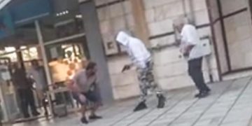 Alldaynews.gr Βίντεο ντοκουμέντο από το επεισόδιο στο πρακτορείο ΟΠΑΠ – Με το πιστόλι στο χέρι απειλεί το θύμα (Σκληρό Video)