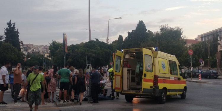 Alldaynews.gr ΠΡΙΝ ΛΙΓΟ: Σύγκρουση ΙΧ με δίκυκλο στο κέντρο της Θεσσαλονίκης – Ένας τραυματίας (pics)