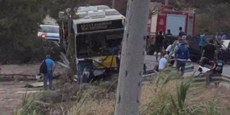 Πριν Λίγο: Σύγκρουση με λεωφορείο στην Αγ. Μαρίνα-Υπάρχουν Τραυματίες,  ένας χαροπαλεύει[Φωτογραφίες]