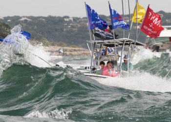 Απίστευτο: Πλοιάρια οπαδών του Τραμπ βυθίστηκαν σε λίμνη του Τέξας λόγω κακοκαιρίας (pics, vids)