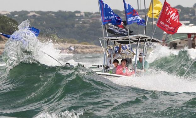 Alldaynews.gr Απίστευτο: Πλοιάρια οπαδών του Τραμπ βυθίστηκαν σε λίμνη του Τέξας λόγω κακοκαιρίας (pics, vids)