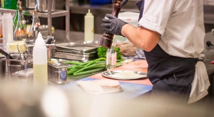 Alldaynews.gr Άγριο επεισόδιο με ζηλιάρη σύζυγο σε εστιατόριό γνωστού σεφ – «Μπούκαρε» ξαφνικά και φώναζε