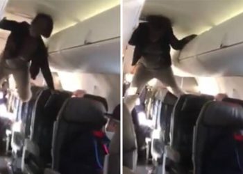 ΒΙΝΤΕΟ: Γυναίκα κάνει σαν δαιμονισμένη μέσα σε αεροπλάνο και θυμίζει τον …“Εξορκιστή”