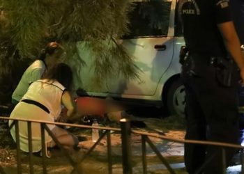 Έπεσε δέντρο και καταπλάκωσε περαστικό – Μετά από 1 ώρα ήρθε το ΕΚΑΒ (pics)