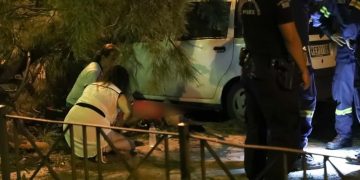 Alldaynews.gr Έπεσε δέντρο και καταπλάκωσε περαστικό – Μετά από 1 ώρα ήρθε το ΕΚΑΒ (pics)