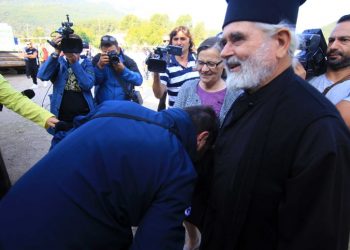 “Συγχαίρω τον Υπουργό γιατί φίλησε το χέρι ιερέα” – Τι λέει ο παπάς για τη συνάντησή του με τον Νίκο Χαρδαλιά[video]