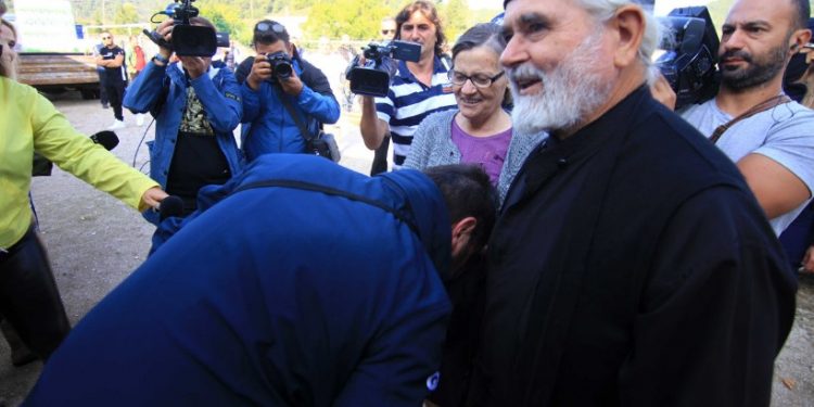 “Συγχαίρω τον Υπουργό γιατί φίλησε το χέρι ιερέα” – Τι λέει ο παπάς για τη συνάντησή του με τον Νίκο Χαρδαλιά[video]