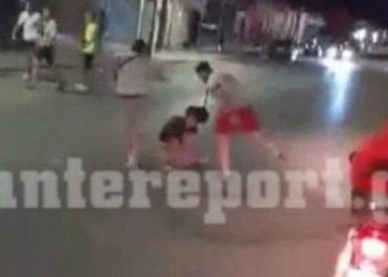 Άγριο ξύλο μεταξύ Βρετανών και συνωστισμός για μία ακόμη νύχτα στον Λαγανά (Video)