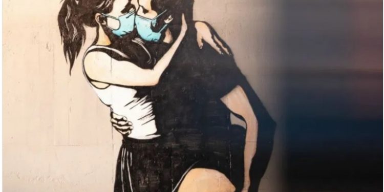 Alldaynews.gr Διάσημος λοιμωξιολόγος: Kαλύτερα κάντε σ3ξ… μόνοι σας ή αλλιώς με μάσκα