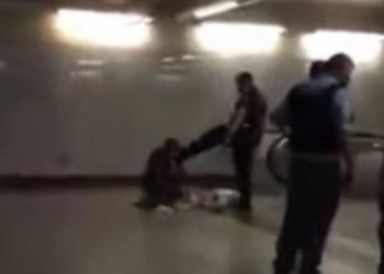 Έρευνα από την ΕΛ.ΑΣ για τον Αστυνομικό που κλωτσά άντρα με πατερίτσες και γύψο στο πόδι (vid)
