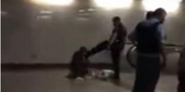 Έρευνα από την ΕΛ.ΑΣ για τον Αστυνομικό που κλωτσά άντρα με πατερίτσες και γύψο στο πόδι (vid)