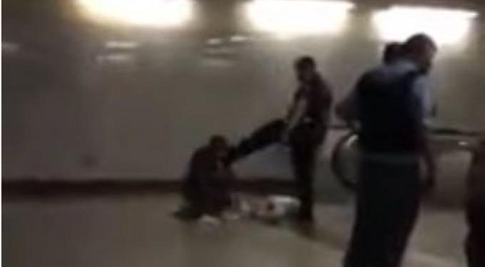 Έρευνα από την ΕΛ.ΑΣ για τον Αστυνομικό που κλωτσά άντρα με πατερίτσες και γύψο στο πόδι (vid)