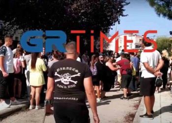 Θεσσαλονίκη: Ένταση μεταξύ γονέων και Αστυνομικών έξω από σχολείο (video)