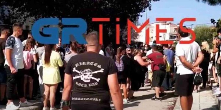 Alldaynews.gr Θεσσαλονίκη: Ένταση μεταξύ γονέων και Αστυνομικών έξω από σχολείο (video)