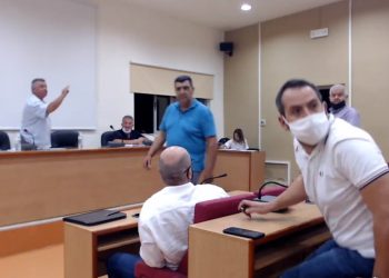 Ξύλο στο δημοτικό συμβούλιο για τη λαϊκή αγορά! (Video)