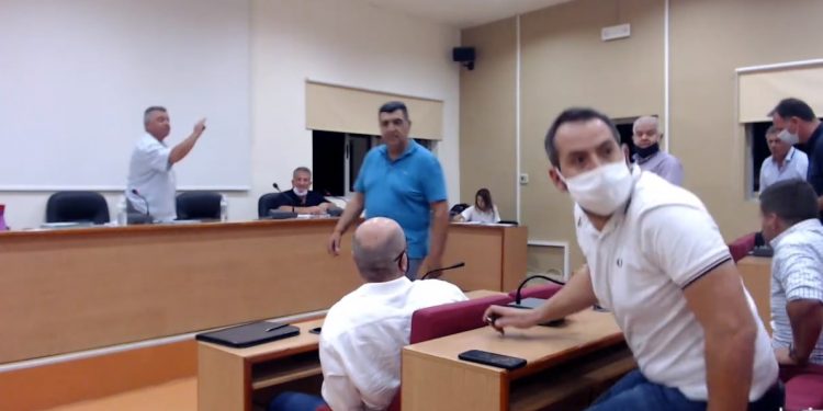 Alldaynews.gr Ξύλο στο δημοτικό συμβούλιο για τη λαϊκή αγορά! (Video)