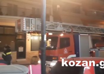 ΠΡΙΝ ΑΠΟ ΛΙΓΟ: Έληξε το θρίλερ με τον πατέρα που απειλούσε να πετάξει τον γιο του – ΒΙΝΤΕΟ από την επιχείρηση