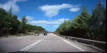 Alldaynews.gr Λαμία: Βίντεο σοκ με οδηγό να κινείται στο αντίθετο ρεύμα και να αποφεύγει μετωπική διαδοχικά με 5 αυτοκίνητα