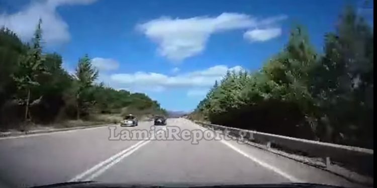Alldaynews.gr Λαμία: Βίντεο σοκ με οδηγό να κινείται στο αντίθετο ρεύμα και να αποφεύγει μετωπική διαδοχικά με 5 αυτοκίνητα