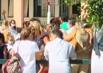 Σχολικός αγιασμός: Ξυλοκόπησε την πρώην σύζυγό του μπροστά στο παιδί τους – Κοιτούσαν άπραγοι οι γονείς