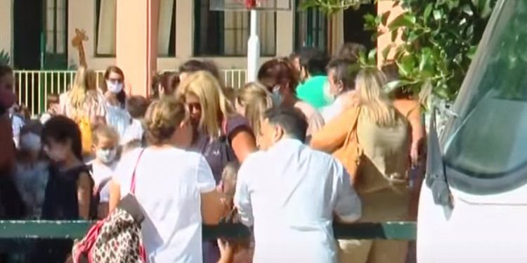 Σχολικός αγιασμός: Ξυλοκόπησε την πρώην σύζυγό του μπροστά στο παιδί τους – Κοιτούσαν άπραγοι οι γονείς