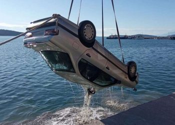 Τραγωδία στο Ξυλόκαστρο: Γυναίκα ανασύρθηκε νεκρή από το αυτοκίνητό της – Έπεσε στη θάλασσα