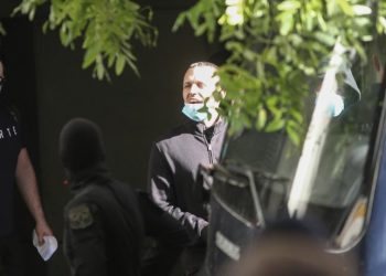 Χρυσαυγίτες μέσα από την κλούβα: «Π@@@@@@ Λεπενιώτη, θα πεθάνεις» (video)