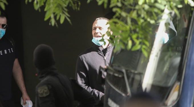 Alldaynews.gr Χρυσαυγίτες μέσα από την κλούβα: «Π@@@@@@ Λεπενιώτη, θα πεθάνεις» (video)