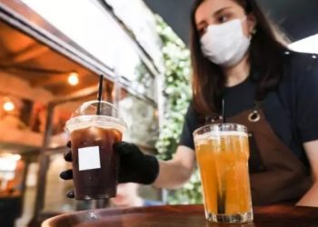 Κορονοϊός: Πρακτικές συμβουλές για να μην κολλήσεις σε μπαρ, ταβέρνα, ή καφετέρια