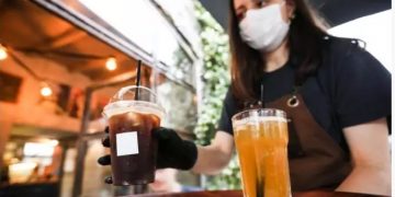 Κορονοϊός: Πρακτικές συμβουλές για να μην κολλήσεις σε μπαρ, ταβέρνα, ή καφετέρια