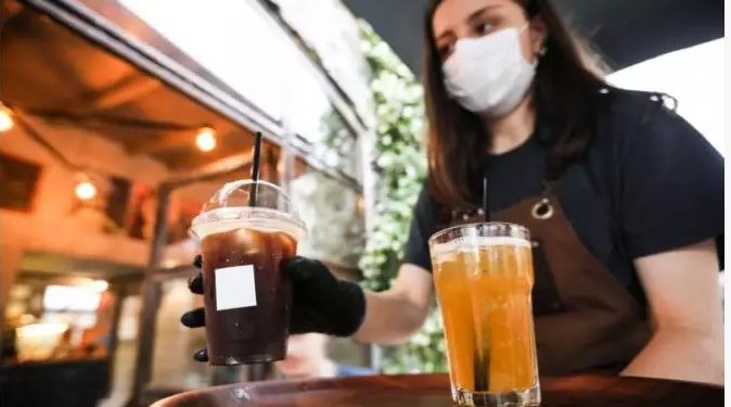 Κορονοϊός: Πρακτικές συμβουλές για να μην κολλήσεις σε μπαρ, ταβέρνα, ή καφετέρια